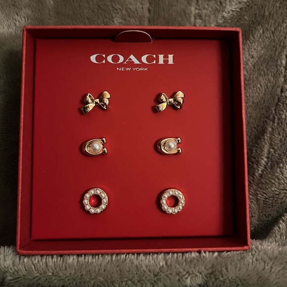 Coach rose gold and pearl bow earrings set. - Picture 1 of 4
